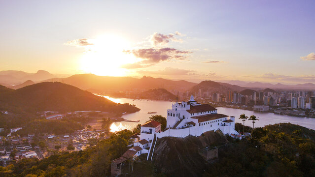 Convento da Penha, Vila Velha, ES: santu&aacute;rio cat&oacute;lico localizado no alto do morro, com vista panor&acirc;mica e peregrina&ccedil;&atilde;o religiosa desde 1558.