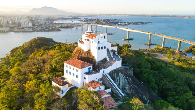 Convento da Penha, Vila Velha, ES: santu&aacute;rio cat&oacute;lico localizado no alto do morro, com vista panor&acirc;mica e peregrina&ccedil;&atilde;o religiosa desde 1558.