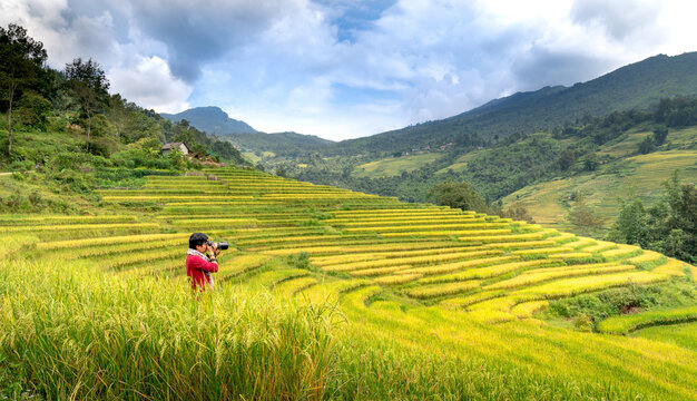 A photographer tries to capture beautiful moments of terraced fields in Y Ty Commune, Bat Xat District, Lao Cai Province, Vietnam 