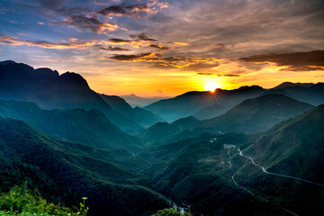 Obraz premium View panoramic photos of the majestic beauty of O Quy Ho in Lao Cai province, Vietnam pass at sunset