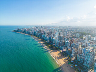 Obraz premium Imagem aérea de Vila Velha, mostrando a Praia da Costa, 3ª Ponte e o Convento da Penha.