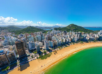 Imagem aérea de Vila Velha, mostrando a Praia da Costa, 3ª Ponte e o Convento da Penha.