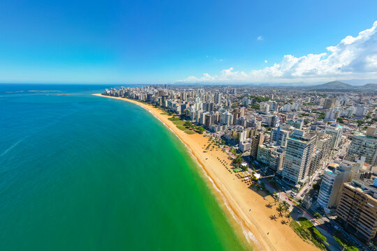 Imagem a&eacute;rea de Vila Velha, mostrando a Praia da Costa, 3&ordf; Ponte e o Convento da Penha.