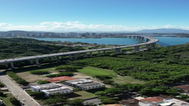 Imagem vertical a&eacute;rea de Vila Velha, mostrando a Praia da Costa, 3&ordf; Ponte e o Convento da Penha.