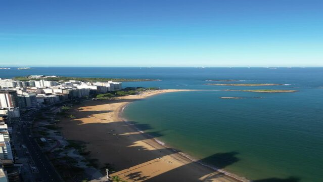 Imagem vertical a&eacute;rea de Vila Velha, mostrando a Praia da Costa, 3&ordf; Ponte e o Convento da Penha.