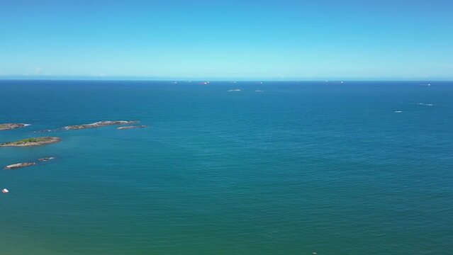 Imagem vertical a&eacute;rea de Vila Velha, mostrando a Praia da Costa, 3&ordf; Ponte e o Convento da Penha.