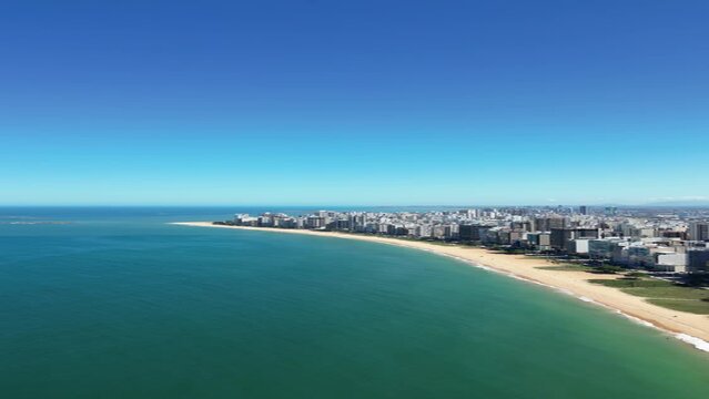Imagem vertical a&eacute;rea de Vila Velha, mostrando a Praia da Costa, 3&ordf; Ponte e o Convento da Penha.