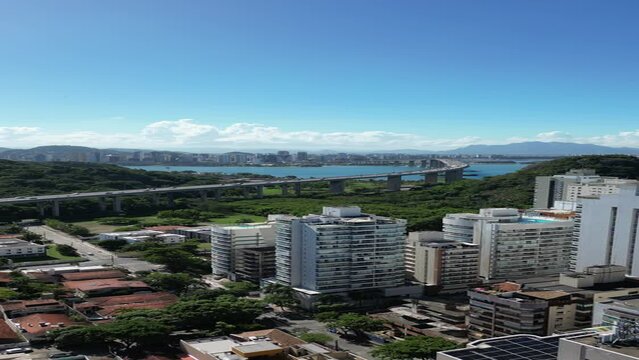 Imagem vertical a&eacute;rea de Vila Velha, mostrando a Praia da Costa, 3&ordf; Ponte e o Convento da Penha.