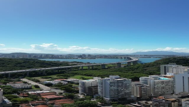 Imagem vertical a&eacute;rea de Vila Velha, mostrando a Praia da Costa, 3&ordf; Ponte e o Convento da Penha.