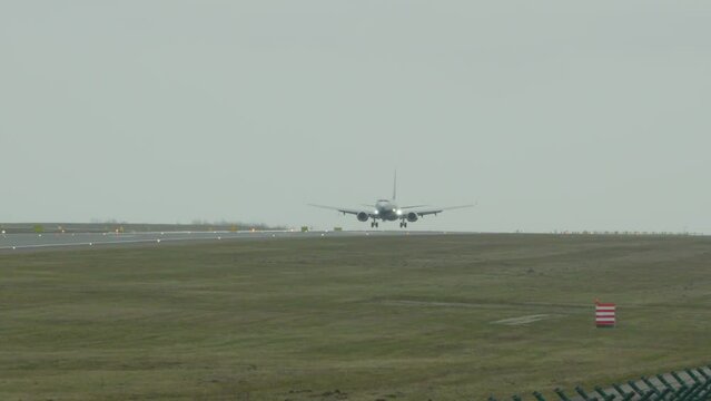 Passenger plane approaches landing on pasi in trkat of strong winds