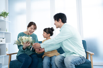花を贈る娘と父親