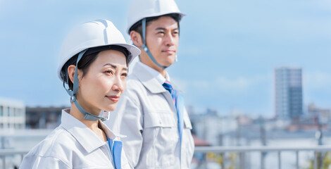 ヘルメットを被った日本人男女