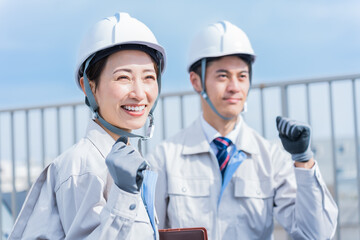 ヘルメットを被った日本人男女