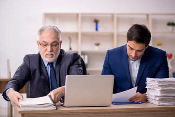 Obraz premium Two male colleagues working in the office