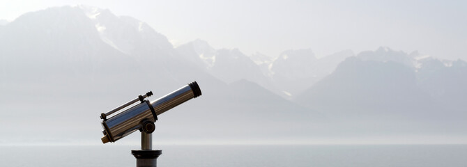 Longue-vue sur les rives du lac Léman à Montreux
