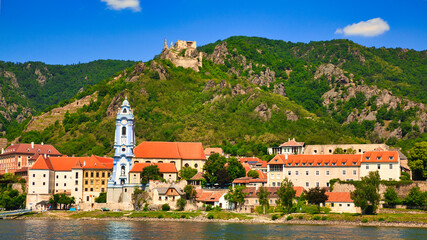 ドナウ川沿いのデュルンシュタインの街並み