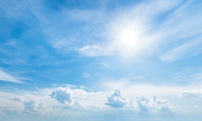 Sonniger, blauer Himmel mit unterschiedlichen Wolkenformationen