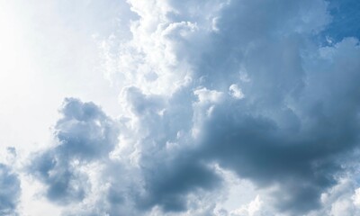 Dunkle regenschwangere Schauerwolken vor milchigem Himmel
