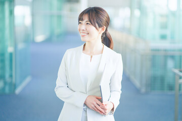 オフィスで働くスーツを着た女性