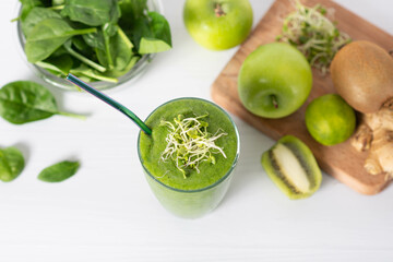 green smoothie with kiwi and spinach