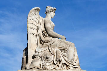 Fototapeta na wymiar Jardin des Tuileries, L'Histoire, statue dÕAntoine-Franois GŽrard et arc de triomphe du Carrousel. Paris, France.