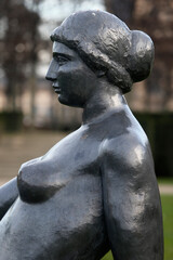 Jardin des tuileries. Aristide Maillol. Jeune fille allongŽe, bronze 1921 . DŽtail. Paris, France