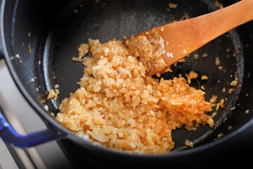 玉ねぎを炒める