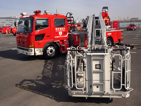 はしご付き消防車のデモンストレーション2023年1月、東京都江東区にて撮影。