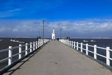 Obraz premium Lighthouse at the end of a jetty in Alcochete town