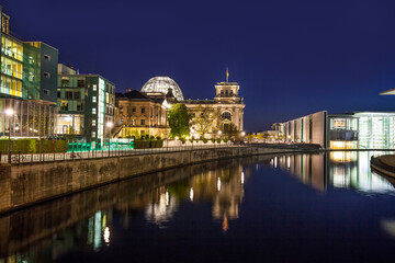 Obraz premium The german chancellery building in the government district in Berlin at night