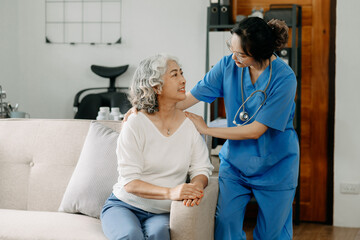 Obraz premium Medical doctor holing senior patient's hands and comforting her.