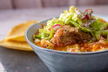 Pozole de cerdo con rábano y lechuga