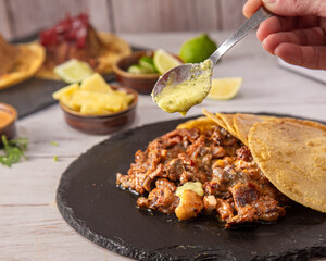 Alambre de pastor con salsa verde y tortillas de Maíz.
