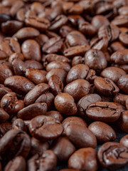 Naklejka premium Antique vintage retro bronze coffee mill on black wooden board with roasted coffee beans