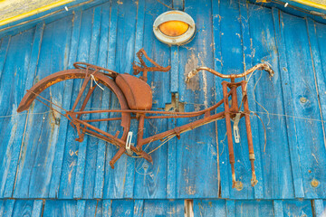 Ile d&rsquo;Ol&eacute;ron (Charente-Maritime, France), v&eacute;lo rouill&eacute; sur une cabane de p&ecirc;cheur