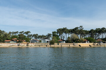 Obraz premium Cap Ferret (bassin d’Arcachon, France). Villas traditionnelles au bord de l'eau