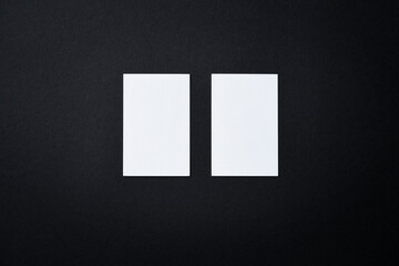 Blanko Visitenkarte auf schwarzem Hintergrund