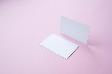 Blanko Visitenkarte auf rosa Hintergrund