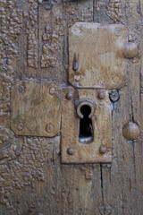 Vieille serrure sur une porte ancienne