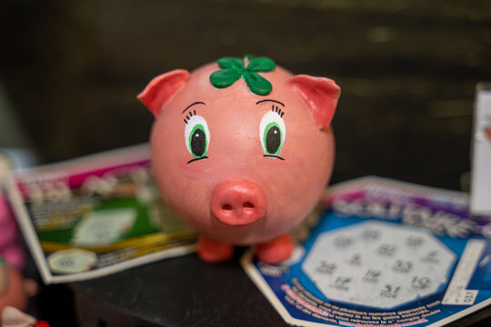 petite tirelire en forme de cochon avec un tr&egrave;fle porte bonheur