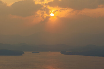 panoramic background of high mountain scenery, overlooking the atmosphere of the sea, trees and wind blowing in a cool blur, spontaneous beauty