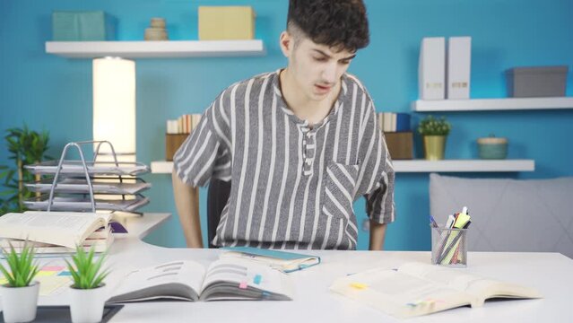 Student, back pain.
The student whose back hurts while getting up. He gets up while studying at home and his back hurts.
