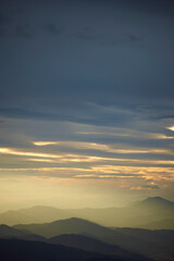 Luz del atardecer sobre los montes de la Cordillera Cantábrica, Euskadi