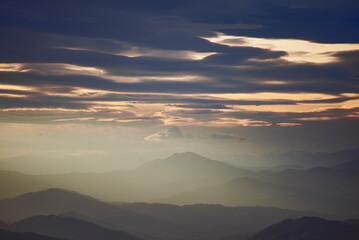 Luz del atardecer sobre los montes de la Cordillera Cantábrica, Euskadi