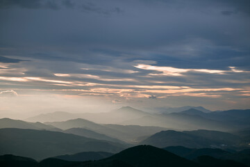 Fototapeta na wymiar Luz del atardecer sobre los montes de la Cordillera Cantábrica, Euskadi