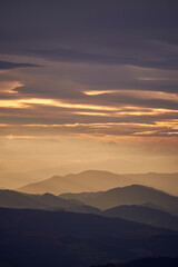 Luz del atardecer sobre los montes de la Cordillera Cantábrica, Euskadi