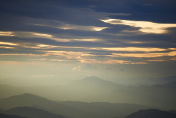 Luz del atardecer sobre los montes de la Cordillera Cantábrica, Euskadi