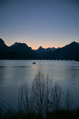 Anochecer sobre el Pantano y pueblo de Riaño en Picos de Europa, león, España