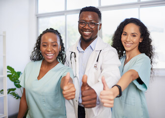 Three medical healthcare professionals stand in a row give thumbs up - obrazy, fototapety, plakaty