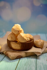 Delicioso pan de chipa en un bol de madera natural